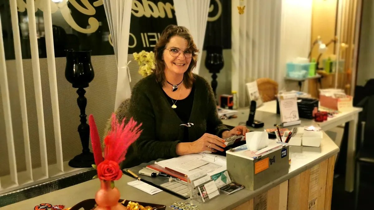 Jet achter de balie van de studio