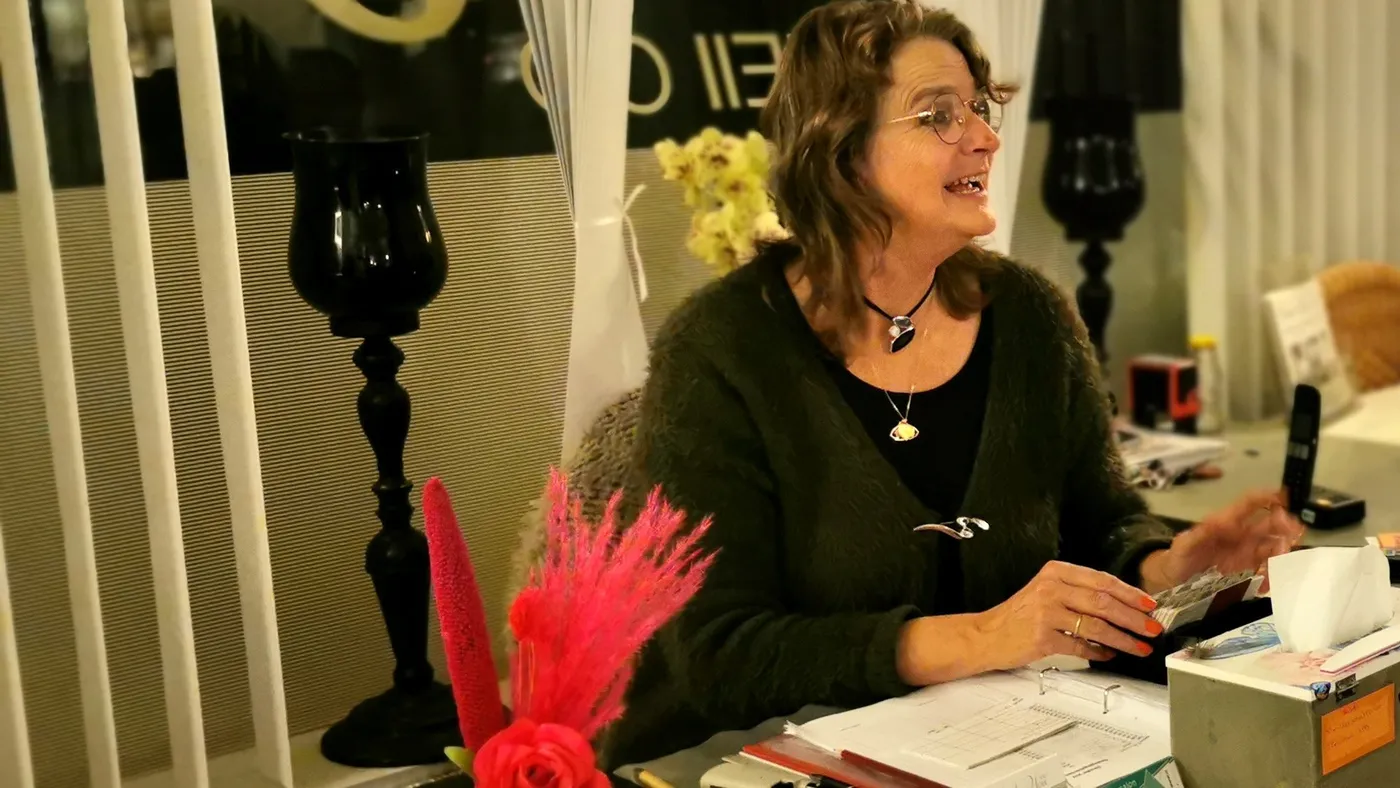 Jet, eigenaresse van Slender You Heiloo, in de studio