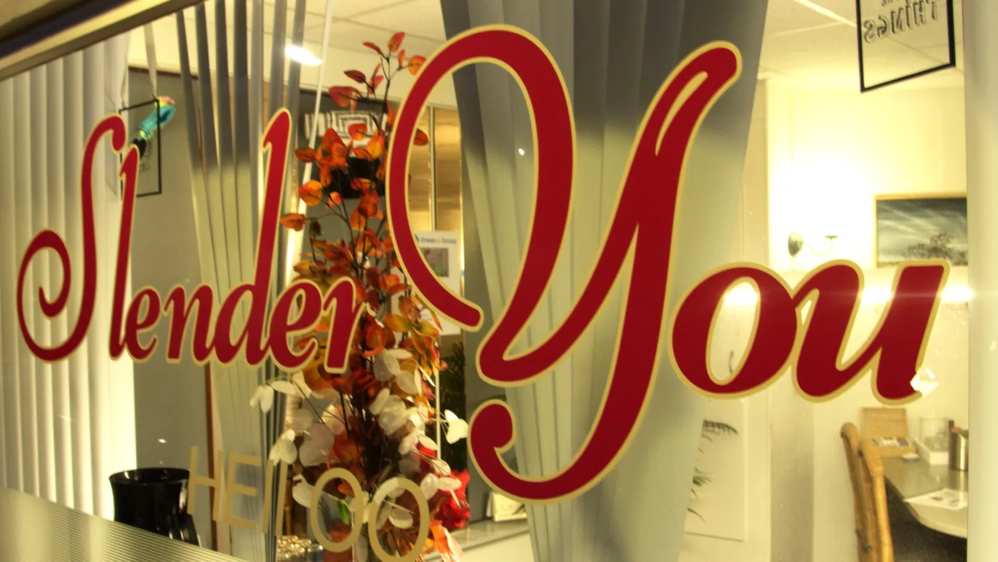 Het raam van Slender You Heiloo aan de Westerweg, met het logo in de etalage
